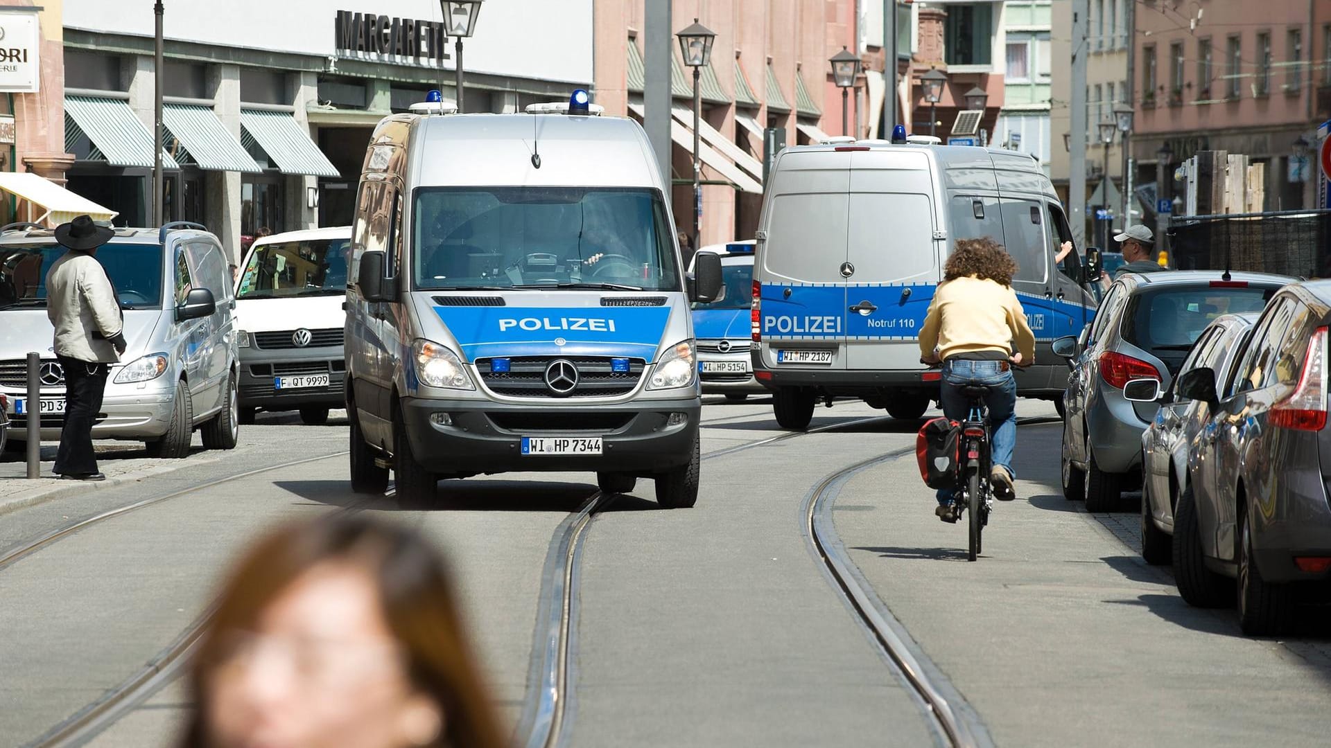 Polizeiauto auf der Frankfurter Braubachstraße (Symbolbild): Auf dieser Straße/Ecke "Fahrgasse" wollte die Mutter des Kindes in das Taxi steigen. Polizeiauto auf der Frankfurter Braubachstraße (Symbolbild): Auf dieser Straße/Ecke "Fahrgasse" wollte die Mutter des Kindes in das Taxi steigen.