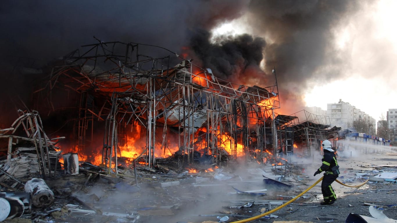 Ein Feuerwehrmann löscht ein brennendes Gebäude in Charkiw: Experten rechnen nicht damit, dass Russland sich für seine Taten vor Gericht verantworten muss.