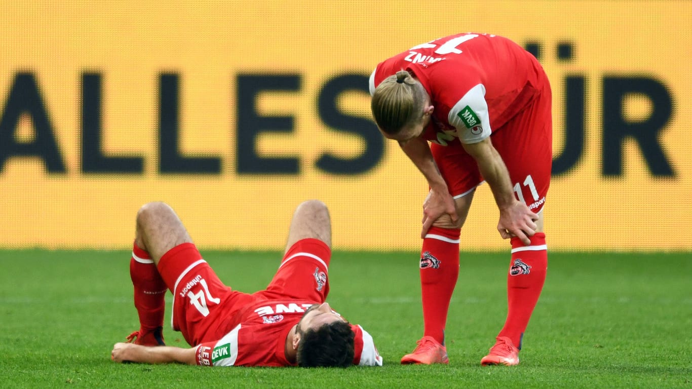 Jonas Hector (l.) am Boden und Florian Kainz nach einem Spiel gegen Borussia Dortmund (Archivbild): Beide Spieler fallen nun wegen Corona aus.