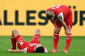 Jonas Hector (l.) am Boden und Florian Kainz nach einem Spiel gegen Borussia Dortmund (Archivbild): Beide Spieler fallen nun wegen Corona aus.