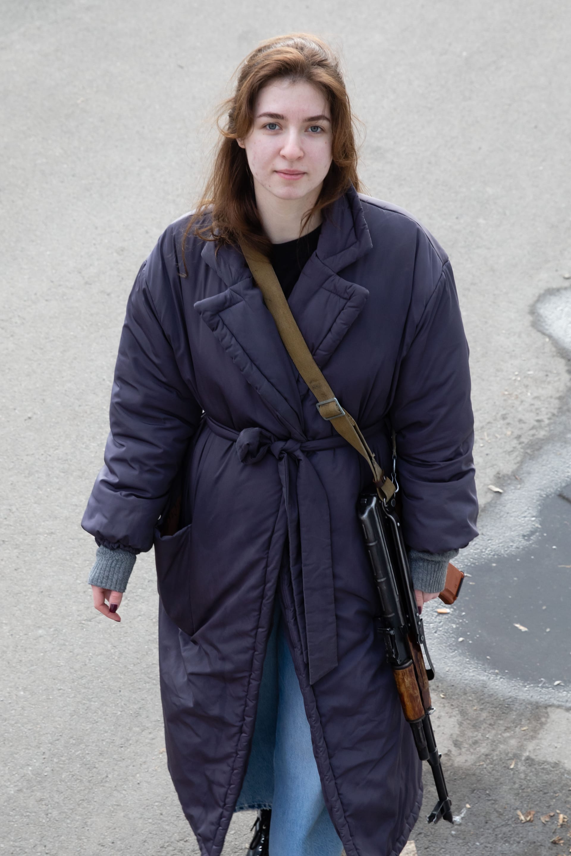 Arieva mit Waffe: "Nicht so schwer, wie Deutsch zu lernen."