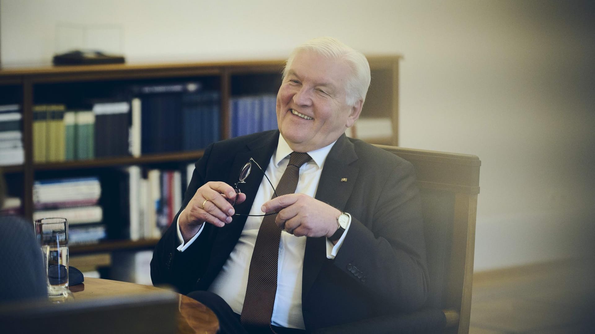 So schwierig die Zeiten auch sind, Lachen ist erlaubt: Bundespräsident Frank-Walter Steinmeier.