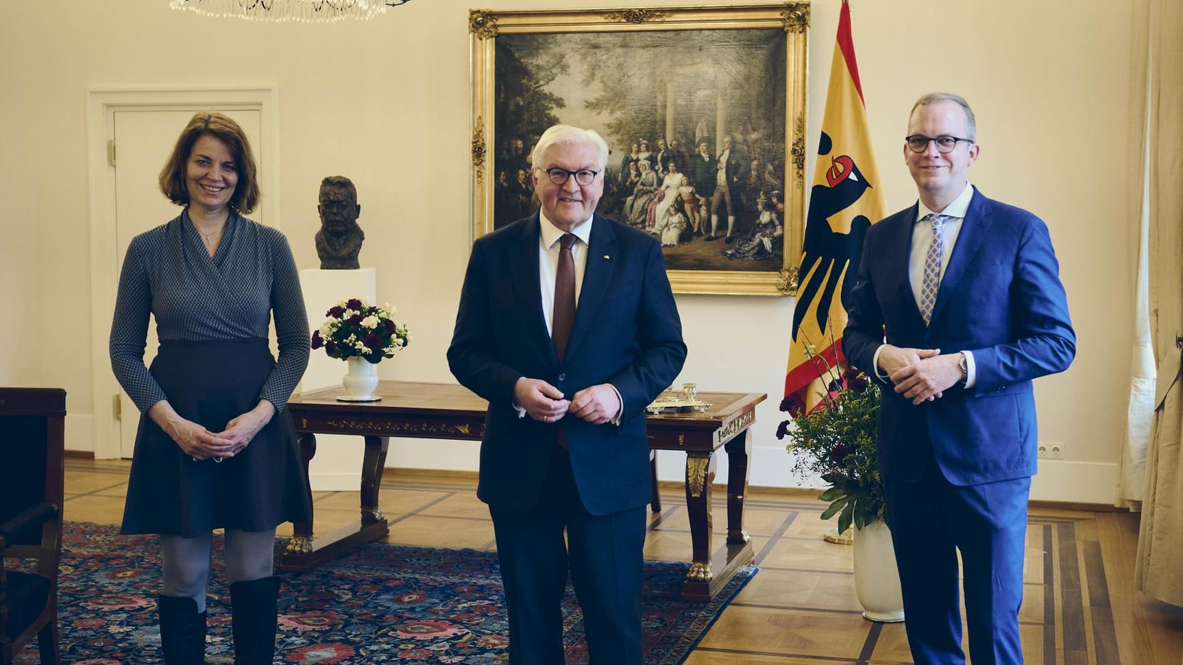 Der Gastgeber: Bundespräsident Frank-Walter Steinmeier mit den t-online-Reportern Miriam Hollstein und Sven Böll.