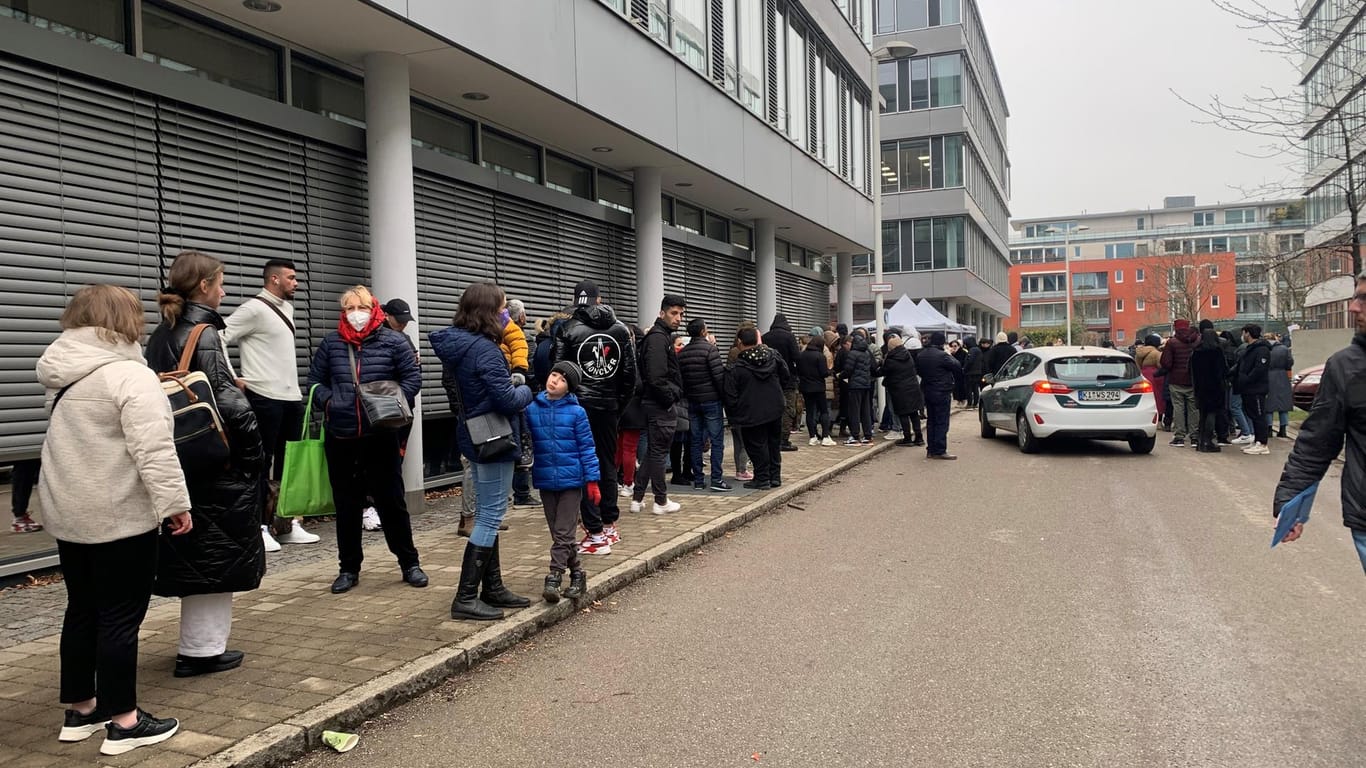 Ukrainische Flüchtlinge warten, um durch die Stadt München Unterstützung zu bekommen.