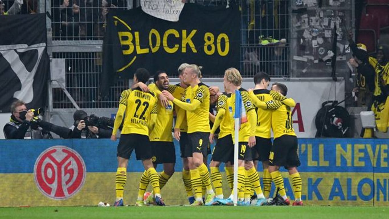 Dortmunds Spieler bejubeln das späte Tor zum 1:0 in Mainz.