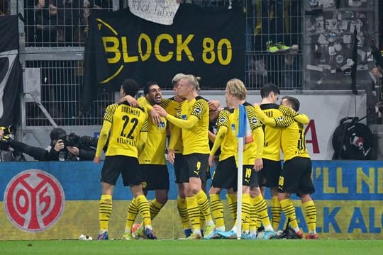 Dortmunds Spieler bejubeln das späte Tor zum 1:0 in Mainz.