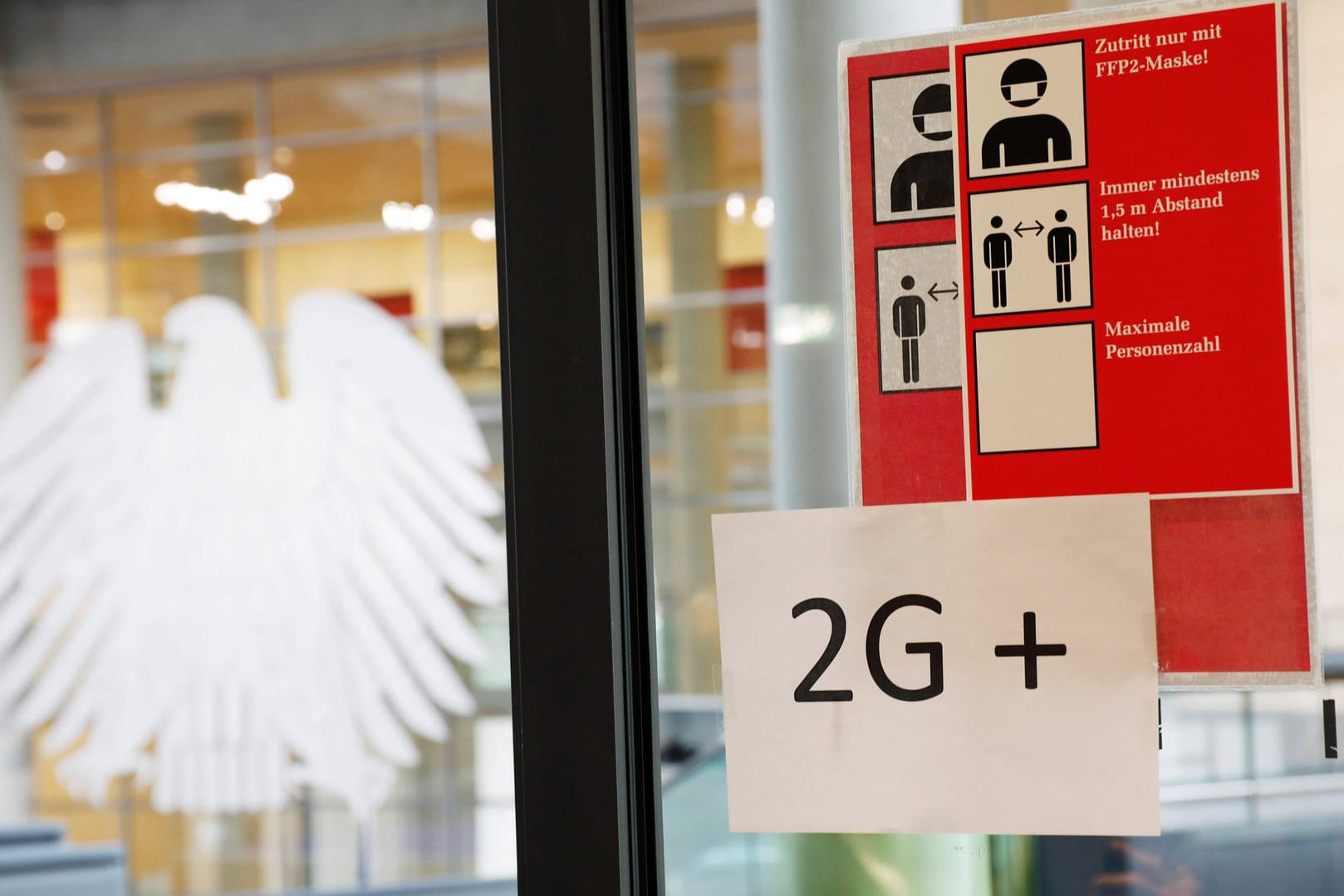 Corona-Regeln im Bundestag: In den Plenarsaal dürfen nur geimpfte Abgeordnete – einige Politiker müssen deswegen von den Besuchertribünen an Sitzungen teilnehmen.
