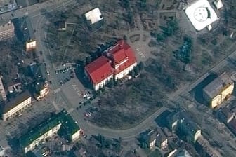 Dieses Satellitenbild soll das Schauspielhaus von Mariupol am Montag den 14.