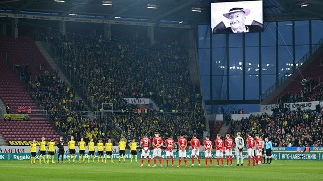 Die Spieler beider Mannschaften stehen in Mainz bei einer Schweigeminute für den ehemaligen DFB-Präsidenten Egidius Braun am Mittelkreis. Die Spieler beider Mannschaften stehen in Mainz bei einer Schweigeminute für den ehemaligen DFB-Präsidenten Egidius Braun am Mittelkreis.