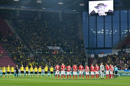 Die Spieler beider Mannschaften stehen in Mainz bei einer Schweigeminute für den ehemaligen DFB-Präsidenten Egidius Braun am Mittelkreis.