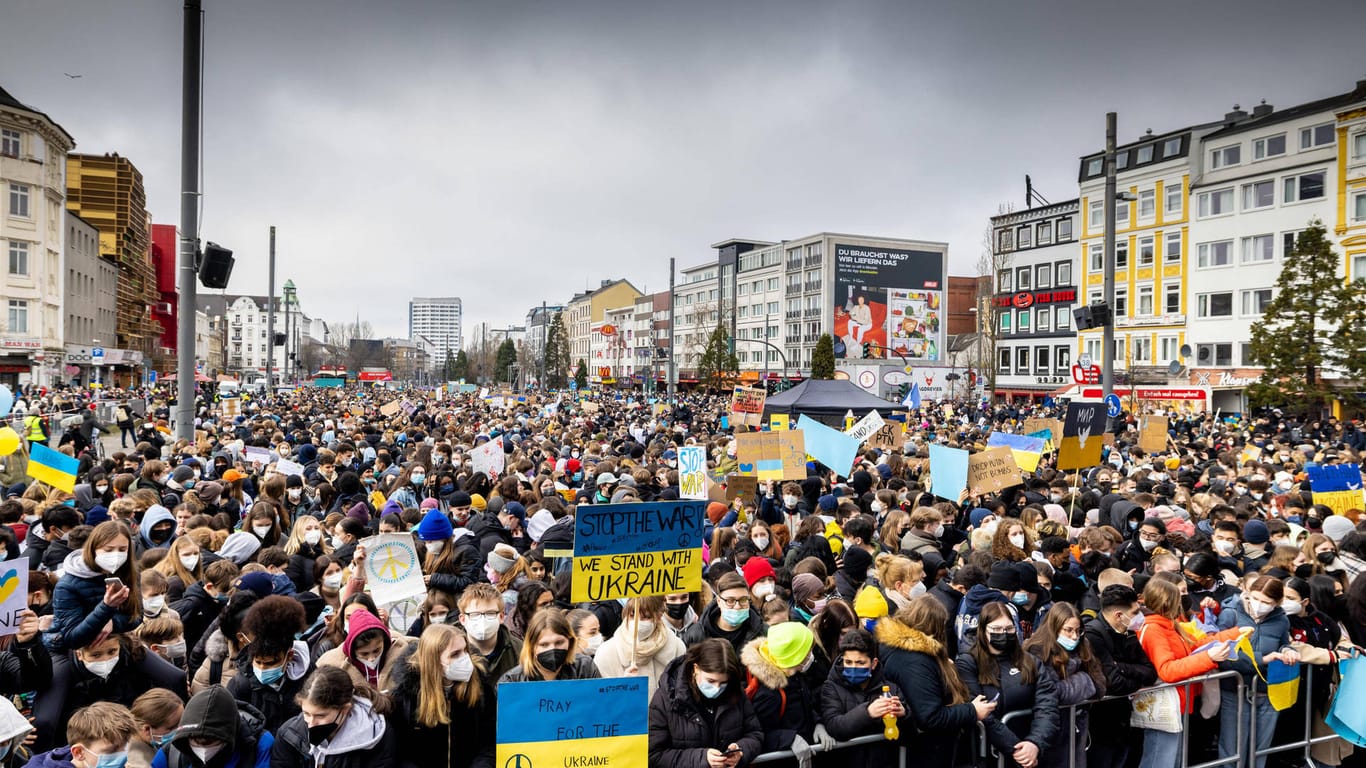 Protestdemonstration gegen den Krieg in der Ukraine (Archivbild): Am Wochenende sind ein Lkw-Konvoi gegen zu hohe Spritpreise und eine Friedensdemonstration in Hamburg geplant.