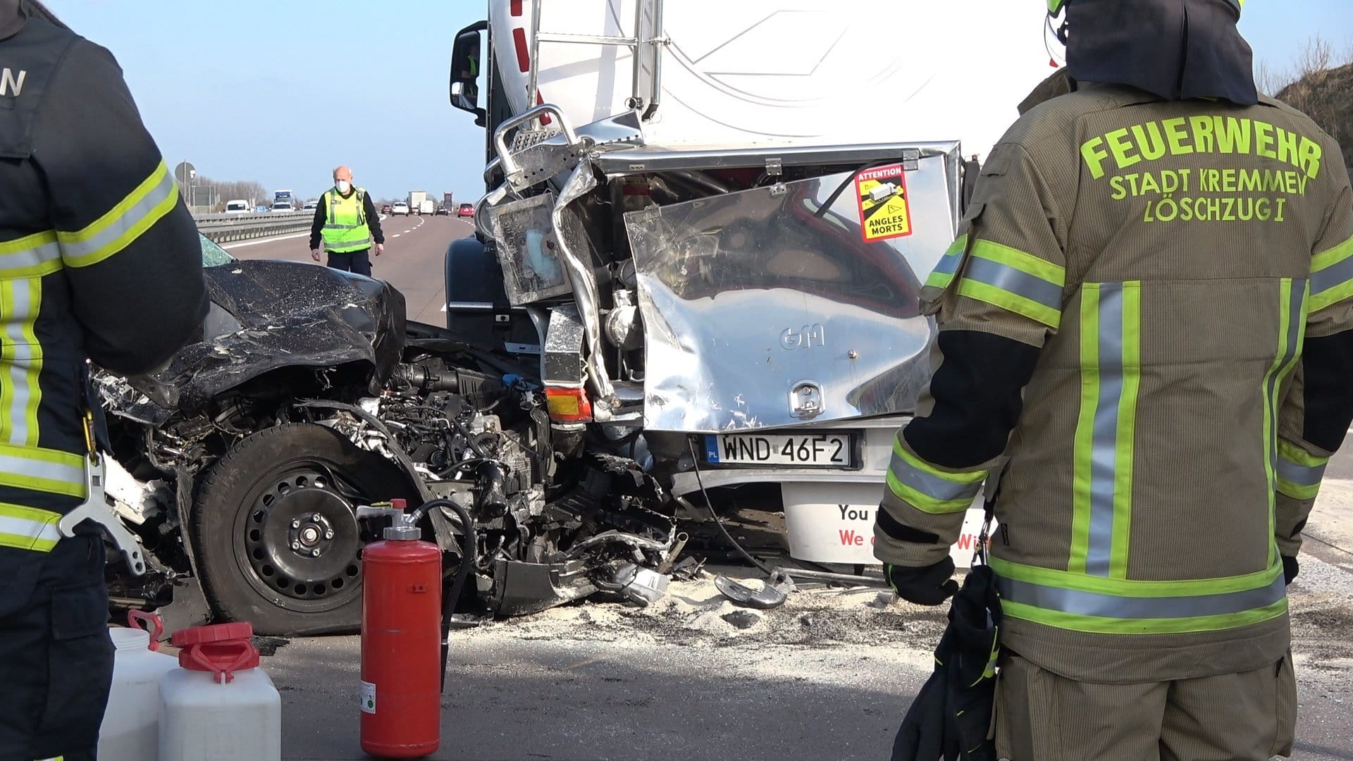 Das Wrack eines der Lkw sowie des Autos: Eine Person wurde ersten Angaben zufolge leicht verletzt.