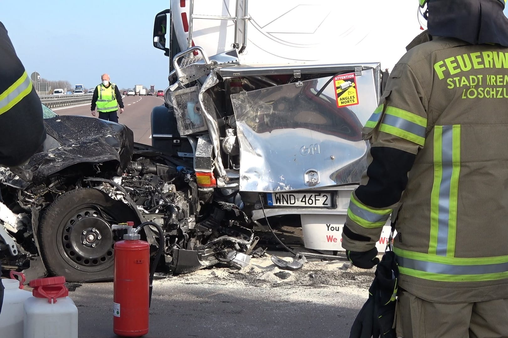 Das Wrack eines der Lkw sowie des Autos: Eine Person wurde ersten Angaben zufolge leicht verletzt.