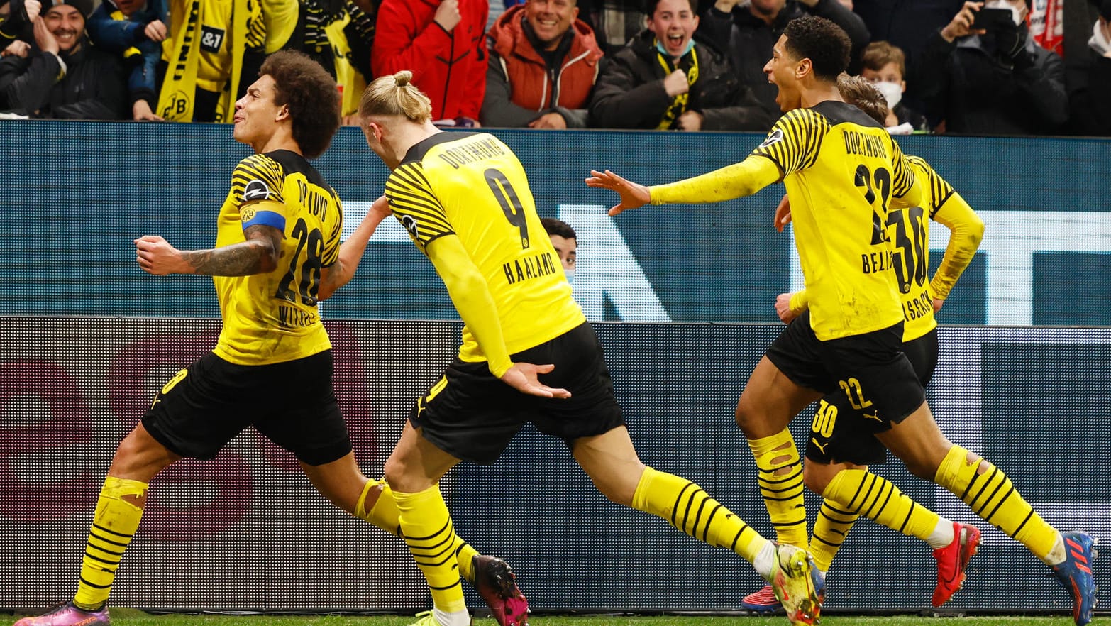 Dortmunds Spieler feiern das Siegtor durch Axel Witsel: Der BVB ist nicht mehr weit von den Bayern entfernt. Dortmunds Spieler feiern das Siegtor durch Axel Witsel: Der BVB ist nicht mehr weit von den Bayern entfernt.