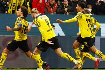 Dortmunds Spieler feiern das Siegtor durch Axel Witsel: Der BVB ist nicht mehr weit von den Bayern entfernt.