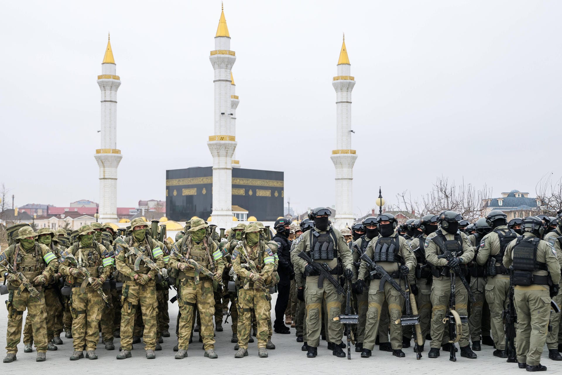 Versammlung vor der Residenz Ramzan Kadyrows in Grosny: Tschetschenische Einheiten gelten als äußerst skrupellos.