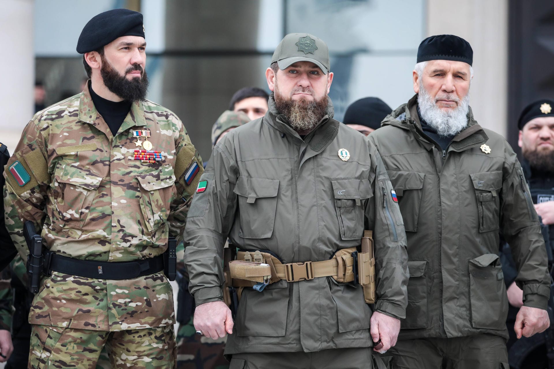 Laut Menschenrechtsorganisationen lässt Ramzan Kadyrow (M.) Oppositionelle, Journalisten oder auch Richter gnadenlos verfolgen, foltern und sogar töten.