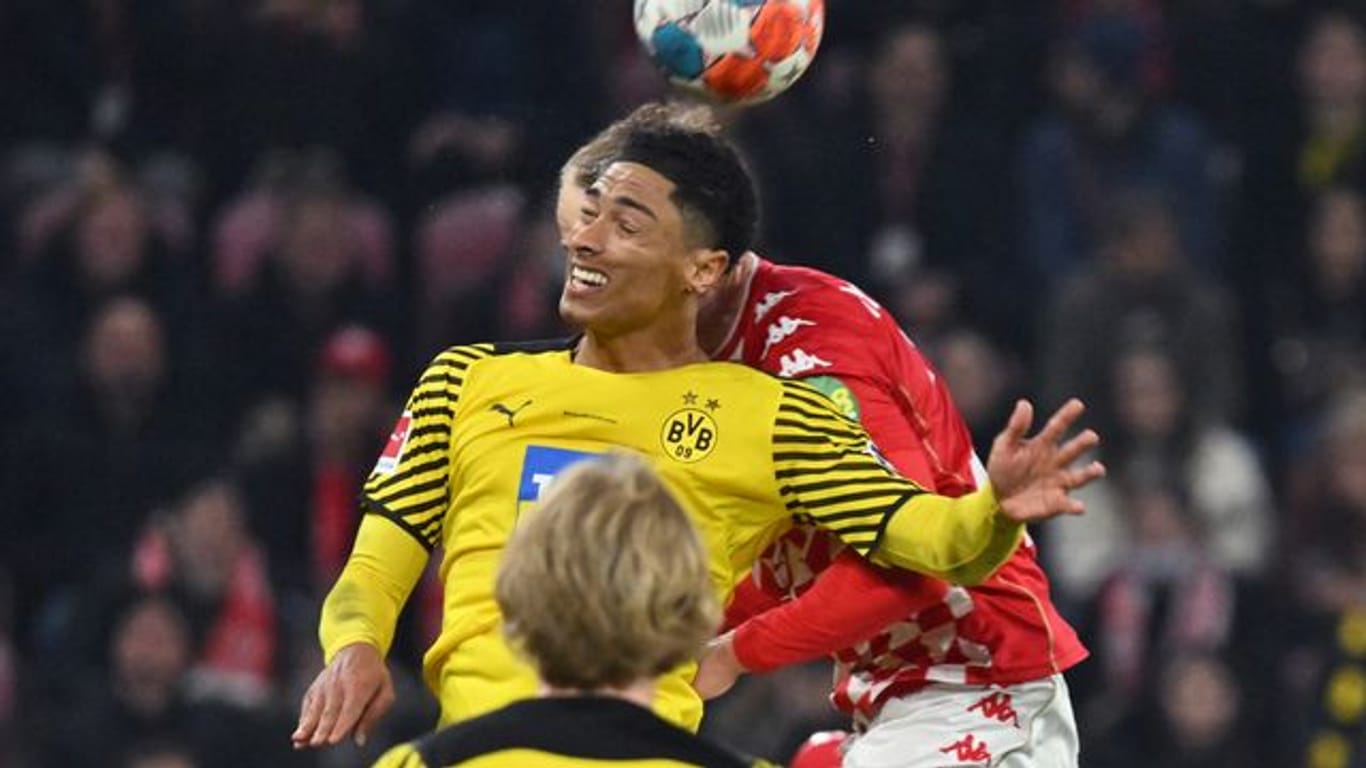 Prallte beim Spiel in Mainz mit dem Kopf mit einem Gegenspieler zusammen: Dortmunds Jude Bellingham.