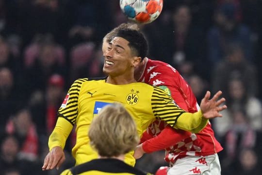 Prallte beim Spiel in Mainz mit dem Kopf mit einem Gegenspieler zusammen: Dortmunds Jude Bellingham.