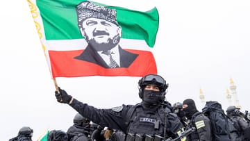 Ende Februar 2022: Tschetschenische Kämpfer auf dem Weg in den Ukraine-Krieg.