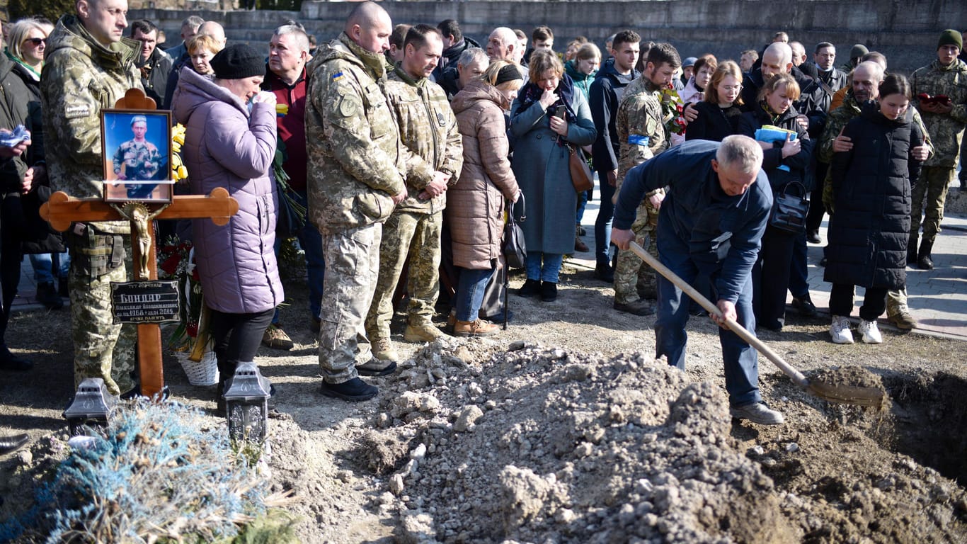 Lwiw, Westukraine: Begräbnis von mehreren ukrainischen Offizieren, die bei einem Raketenangriff auf ein Ausbildungslager ums Leben kamen.