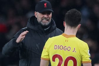 Jürgen Klopp (l.) mit Diogo Jota: Der FC Liverpool ist weiter in Topform.