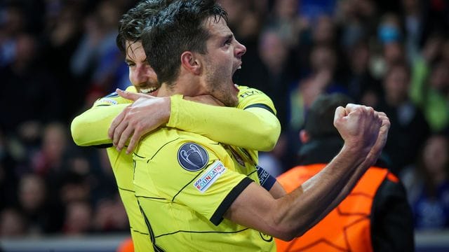 Chelseas Cesar Azpilicueta (r) jubelt nach dem zweiten Tor seiner Mannschaft bei OSC Lille.