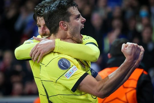 Chelseas Cesar Azpilicueta (r) jubelt nach dem zweiten Tor seiner Mannschaft bei OSC Lille.