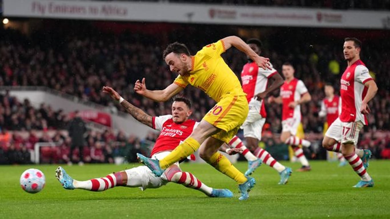 Diogo Jota (r) trifft für den FC Liverpool beim FC Arsenal.