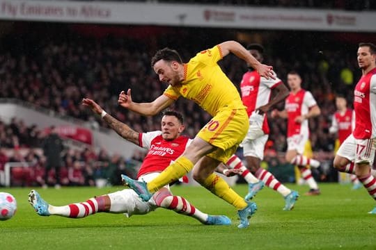 Diogo Jota (r) trifft für den FC Liverpool beim FC Arsenal.