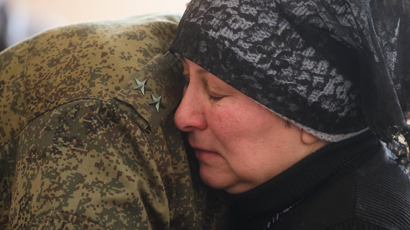 Alchewsk, Donbass: Auf beiden Seiten wird sinnlos gestorben. Hier trauert eine Frau um einen getöteten russischen Separatisten.