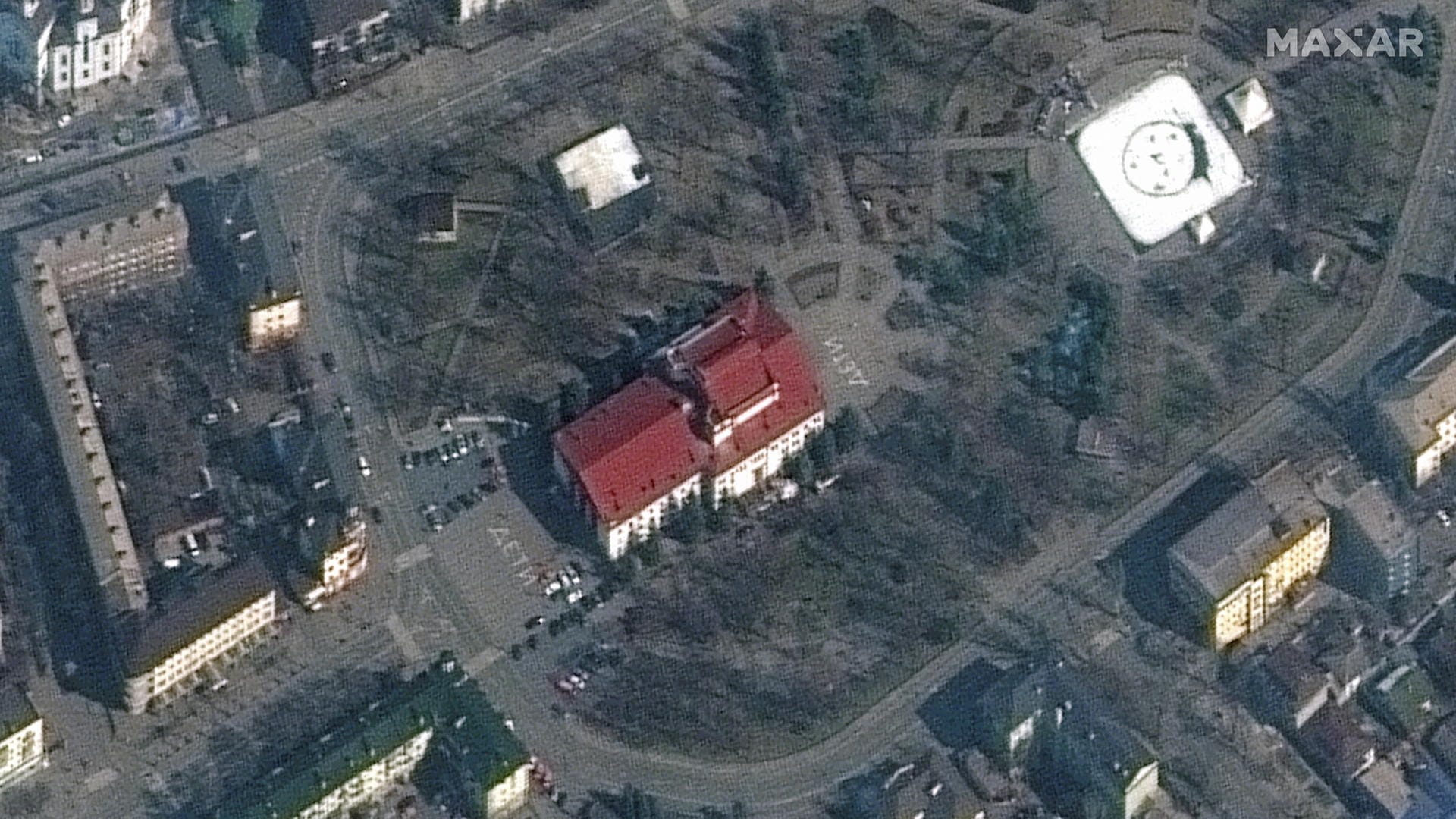 Das Satellitenbild zeigt das Theater in Mariupol vor einem Bombenangriff.