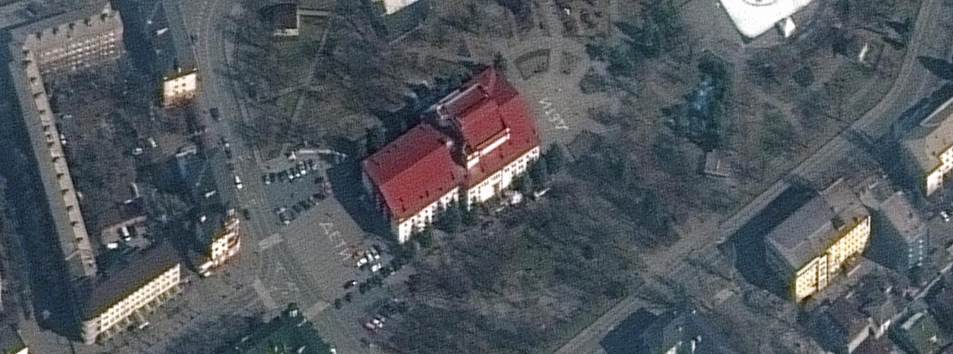Das Satellitenbild zeigt das Theater in Mariupol vor einem Bombenangriff.