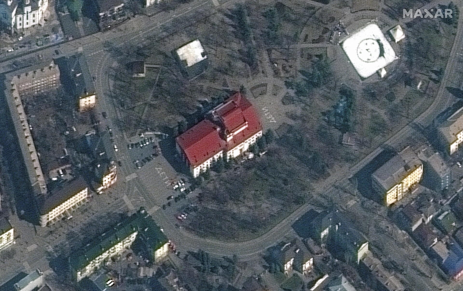 Das Satellitenbild zeigt das Theater in Mariupol vor einem Bombenangriff.