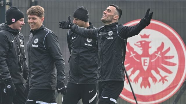 Frankfurts Cheftrainer Oliver Glasner (l) zeigt sich beim Abschlusstraining von Eintracht Frankfurt gut gelaunt.