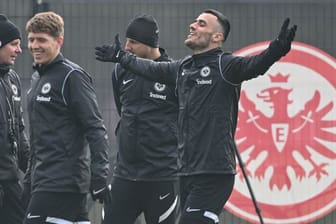 Frankfurts Cheftrainer Oliver Glasner (l) zeigt sich beim Abschlusstraining von Eintracht Frankfurt gut gelaunt.