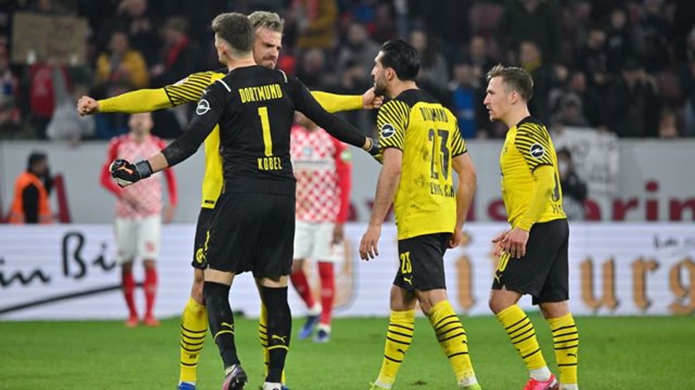 Die Spieler von Borussia Dortmund feiern den Rumpelsieg beim FSV Mainz 05.