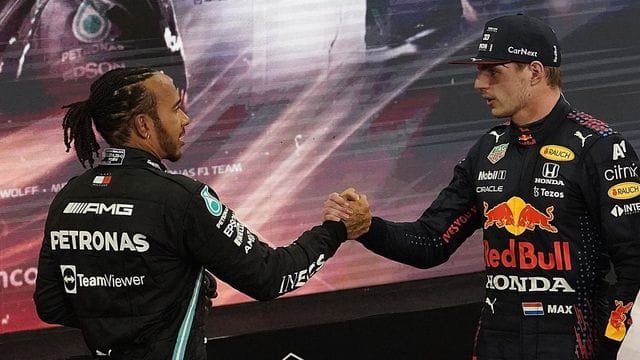 Geht es in der Formel 1 weiter, wie es im Vorjahr endete: WM-Duell Lewis Hamilton (l) gegen Max Verstappen?.