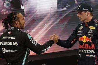 Geht es in der Formel 1 weiter, wie es im Vorjahr endete: WM-Duell Lewis Hamilton (l) gegen Max Verstappen?.