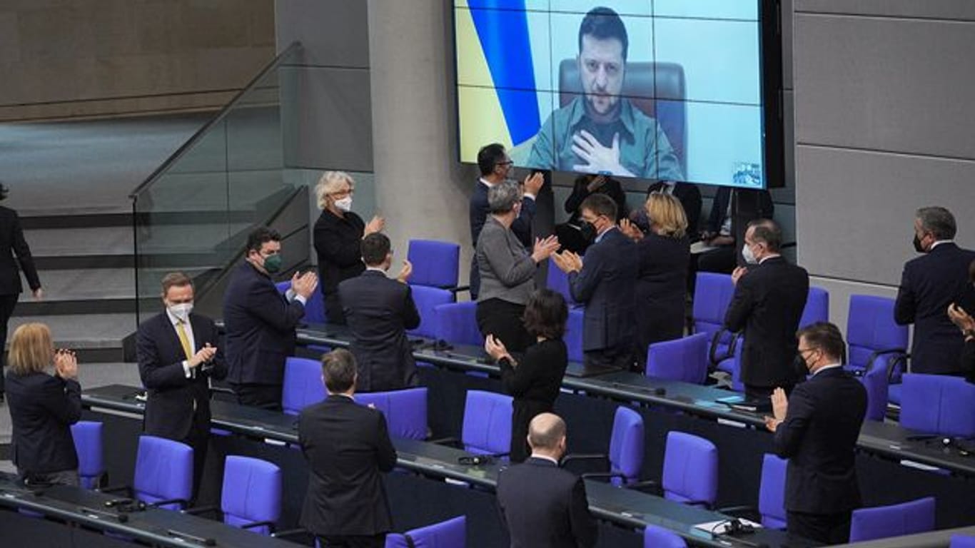 Der ukrainische Präsident Wolodymyr Selenskyj spricht per Video zu den Abgeordneten im Bundestag.