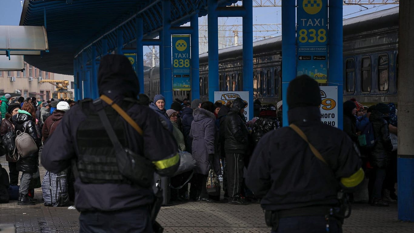 Menschen fliehen aus Mariupol: Russlands Angriffskrieg fordert viele Opfer.