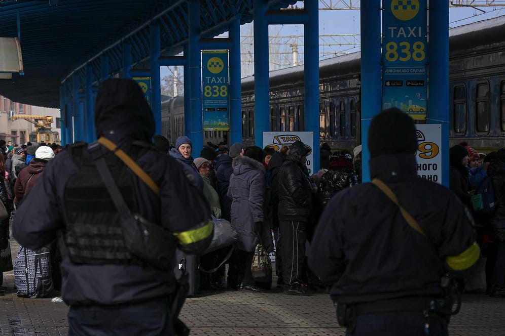 Menschen fliehen aus Mariupol: Russlands Angriffskrieg fordert viele Opfer.