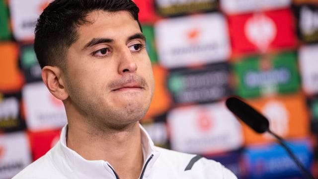 Leverkusens Exequiel Palacios blickt während der Pressekonferenz zum Spiel gegen Atalanta Bergamo in die Runde.