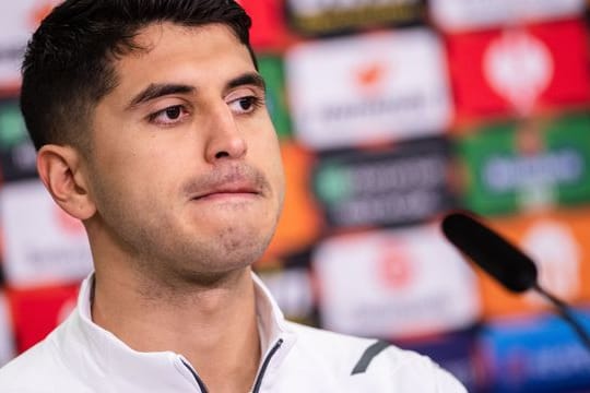 Leverkusens Exequiel Palacios blickt während der Pressekonferenz zum Spiel gegen Atalanta Bergamo in die Runde.