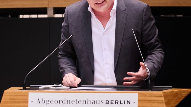 Florian Kluckert (FDP) spricht im Berliner Abgeordnetenhaus (Archivbild): Auf Grundlage der Studie könne man Maßnahmen zum Schutz vulnerabler Gruppen treffen, ohne die Freiheiten aller einzuschränken, so der Gesundheitsexperte.