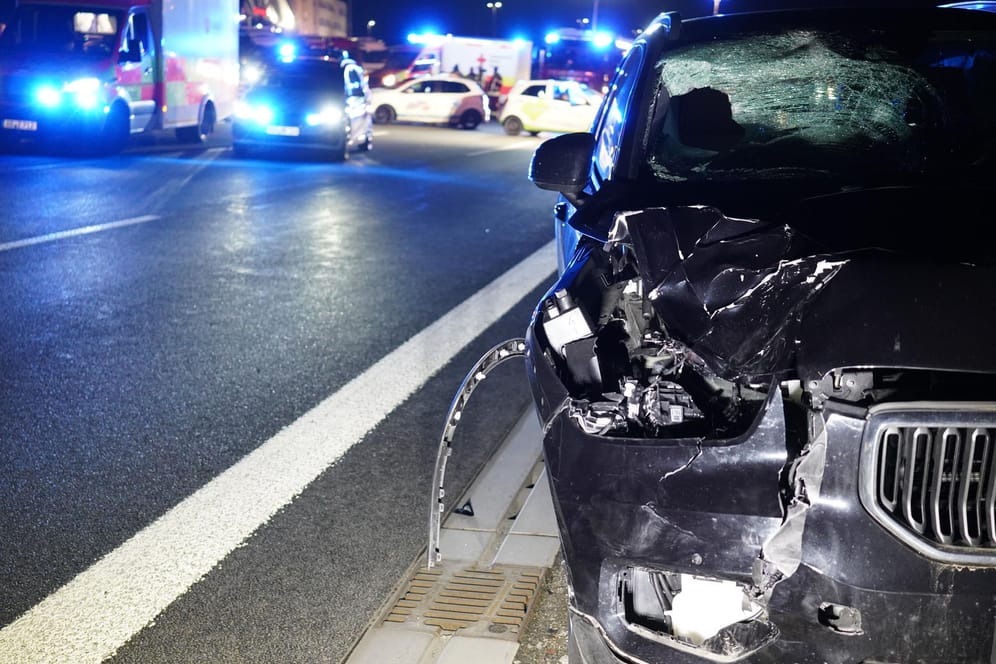 Das Unfallauto auf der Autobahn: Helfer konnten nichts mehr für den angefahrenen Mann tun.