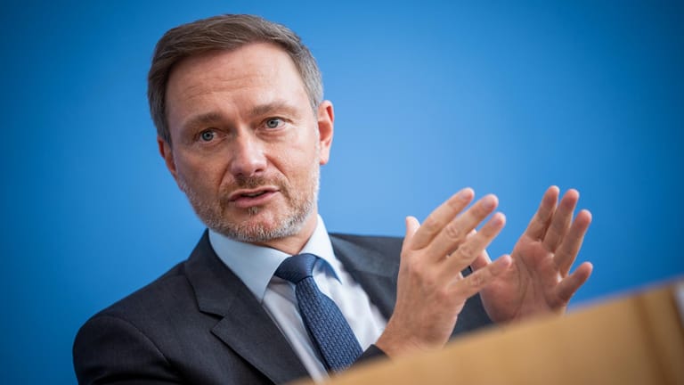 Christian Lindner: Der Bundesfinanzminister will den Spritpreis per Rabatt auf unter zwei Euro pro Liter drücken.