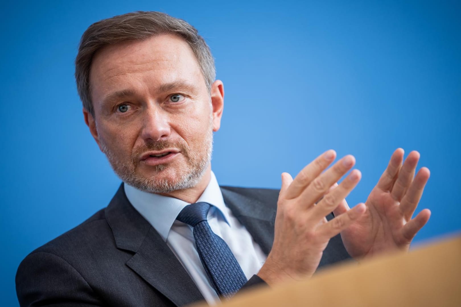 Christian Lindner: Der Bundesfinanzminister will den Spritpreis per Rabatt auf unter zwei Euro pro Liter drücken.