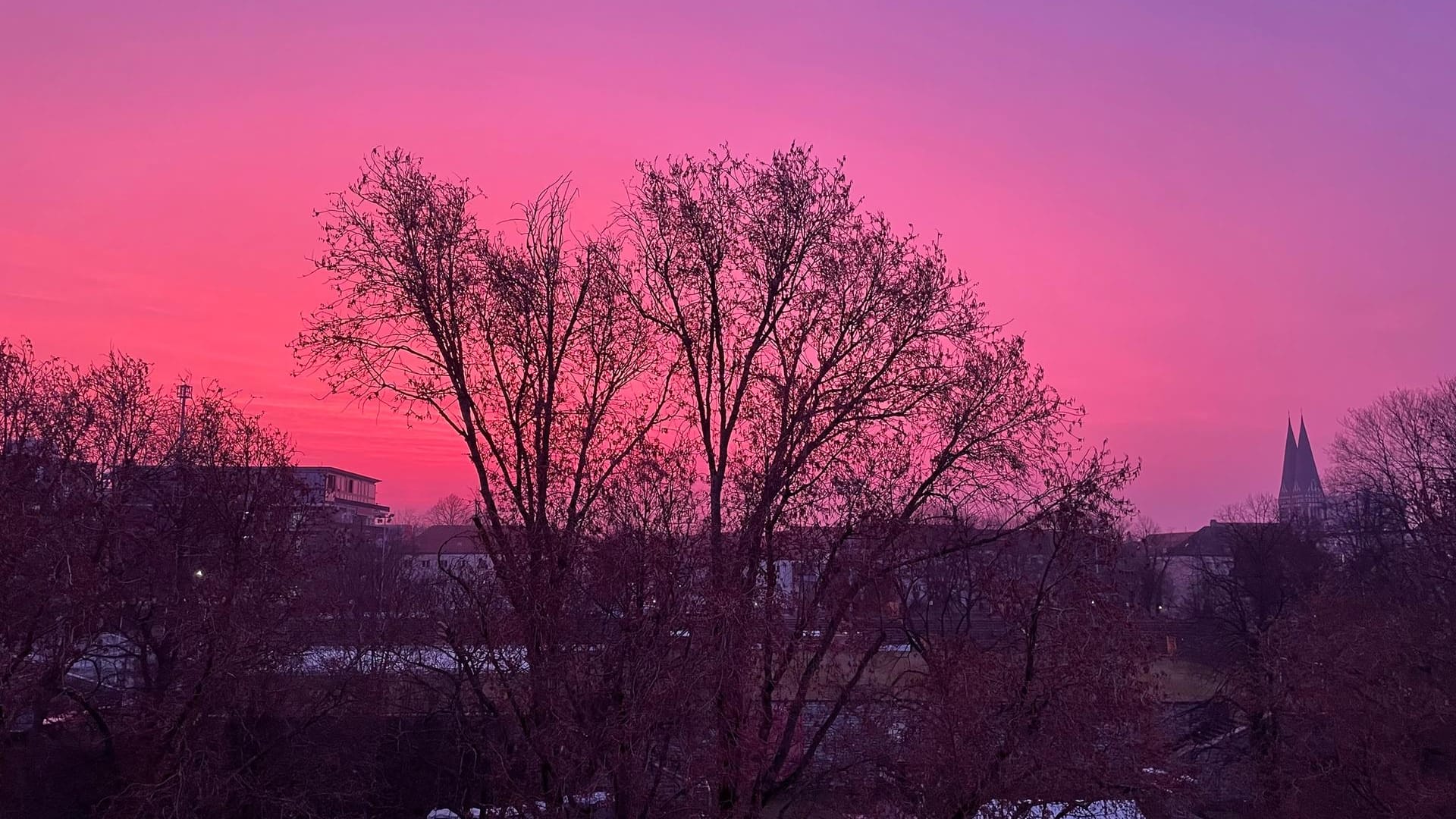 Saharastaub über Berlin-Lichtenberg: Das Wetter-Phänomen verschönerte den Sonnenaufgang in der Hauptstadt am Donnerstag.