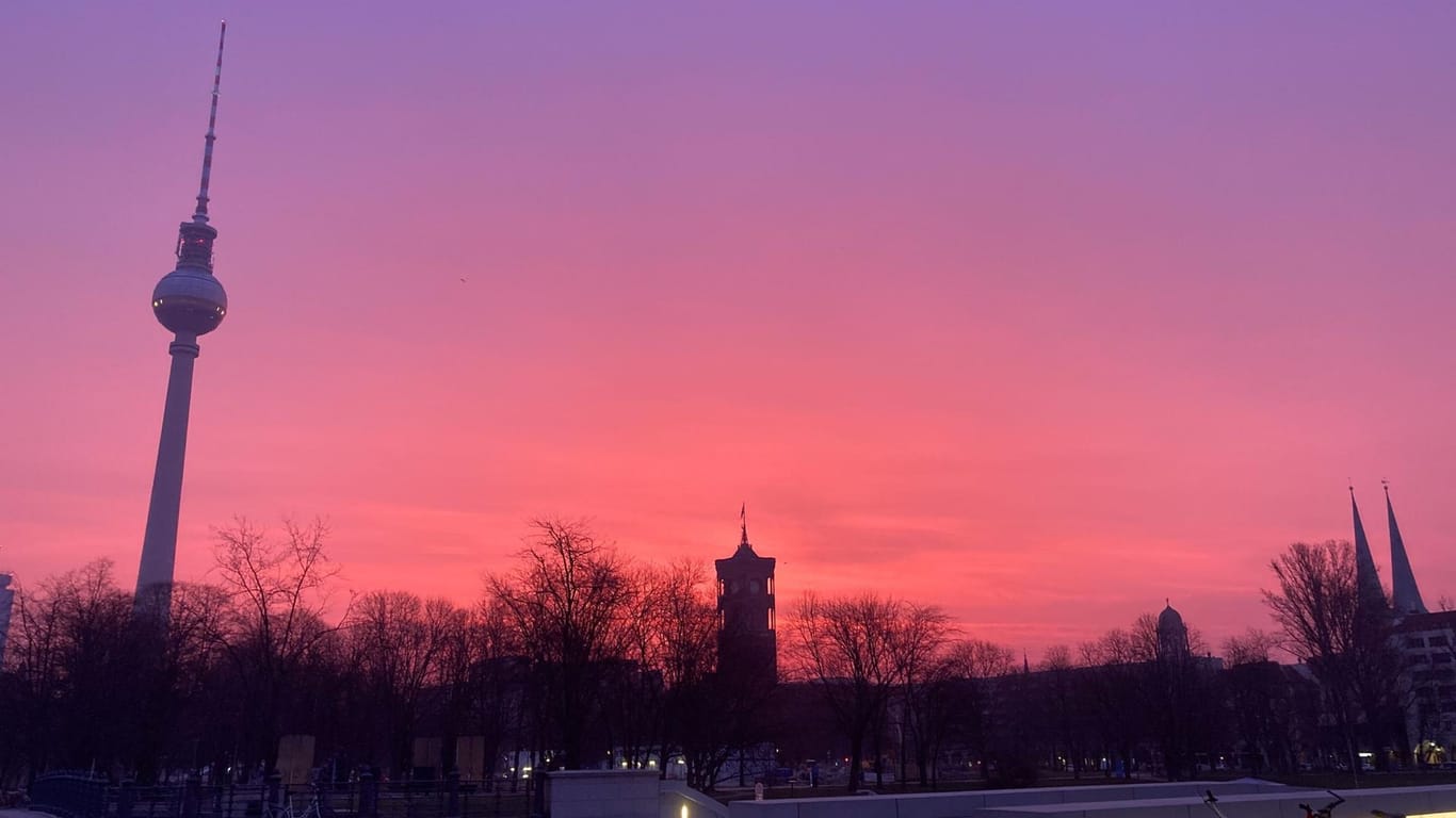 Morgenhimmel am Alexanderplatz: Der Himmel war am Donnerstagmorgen hier knallrot gefärbt – und das ganz ohne Fotofilter.
